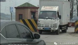 堵车车主吃瓜,车主现场“吃瓜”成网红