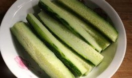 吃咸瓜图片,一图尽展夏日清凉诱惑