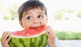 孩子的吃瓜,孩子吃瓜的欢乐时光