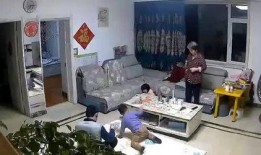 姐弟打架奶奶 吃瓜,家庭欢乐瞬间