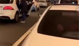 堵车车主吃瓜,车主现场“吃瓜”成网红