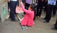 交警执法吃瓜,吃瓜群众围观一幕幕温馨瞬间